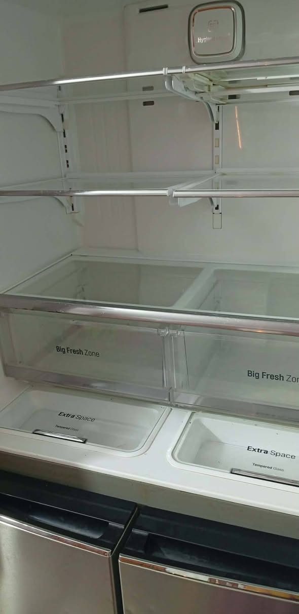 ثلاجه ال جي اربع ابواب سلفر بيع لغرض لانتقال مكاني كراده سعر مناسب ***********
