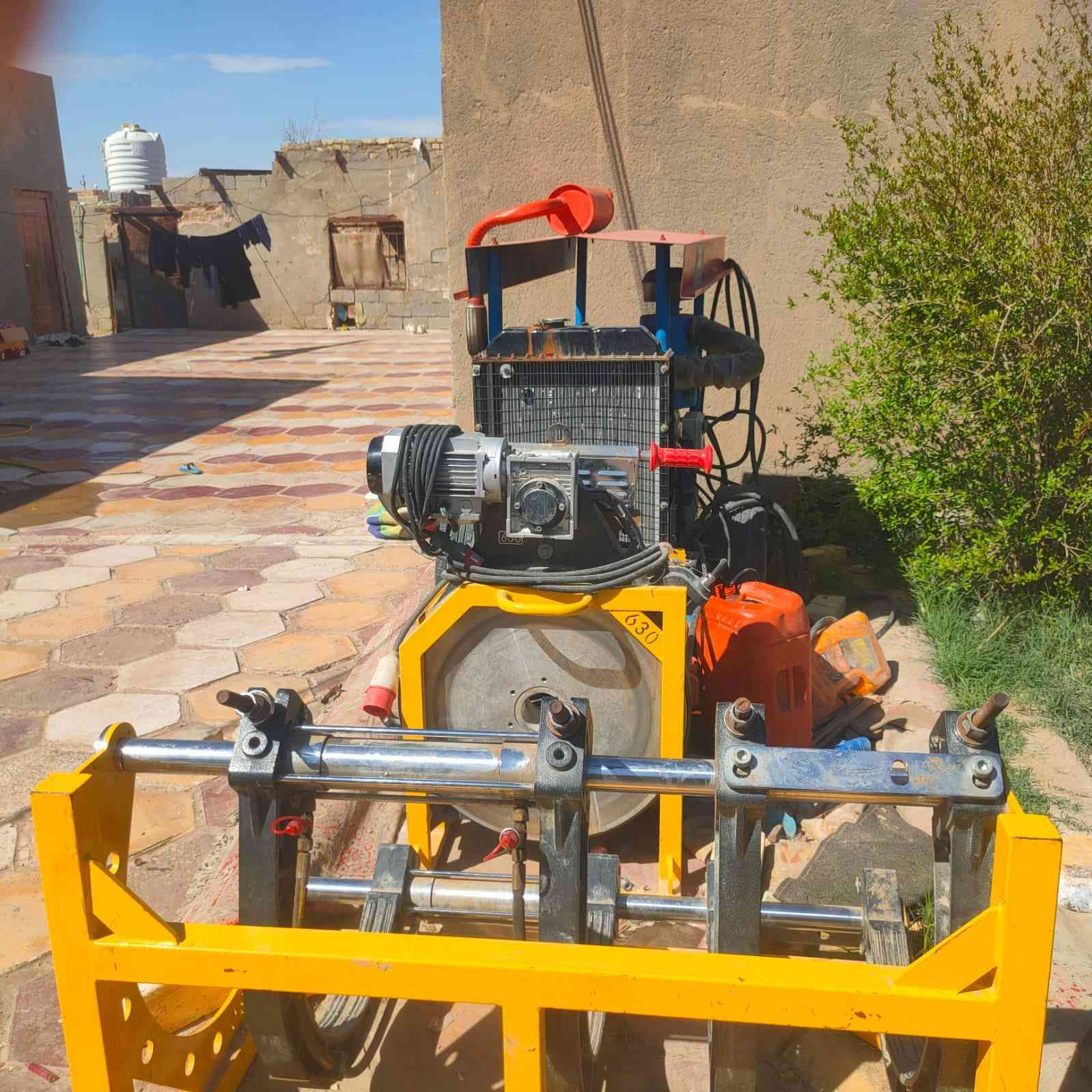 السلام عليكم ورحمة الله وبركاته 
مولدة ٣٠كيفي حجم المحرك 27010مشتغله قليل ونظيفه+مكينة لحام بوريات بولي اثلين 
شرط الفحص والشغل للبيع 
***********
المكان ناصرية قضاء النصر
