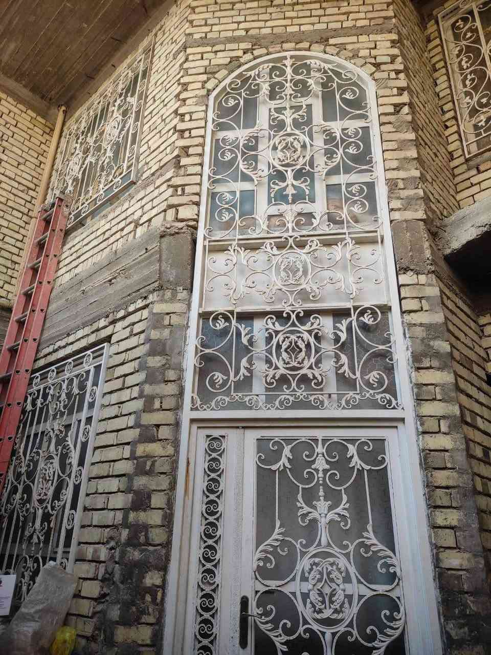 بيت للبيع 150 متر حي العداله النجف واجهه7.5 ونزال20  والشارع عرض15متر منطقه القضاة قرب بانزين خانه ثلاث طوابق عمر البناء 10 سنوات يحتوي على الارضي استقبال4في8 ومطبخ وغرفه وهول وصحيات والثاني 4غرف وصحيات والثالث غرفه ومطبخ وصحيات بناء درجه اولى ارضيه مرمر تركي وسيراميك هندي قحطان طابوك جمهوري صب مركزي كهرباء بوري ماء وجاري درجه اولى بيت بعده جديد ونضافه 100% بسمي السعر على الاتصال فقط واذا مراوس اشوف شعندك ونتراهم للاستفسار *********** واتساب موجود
