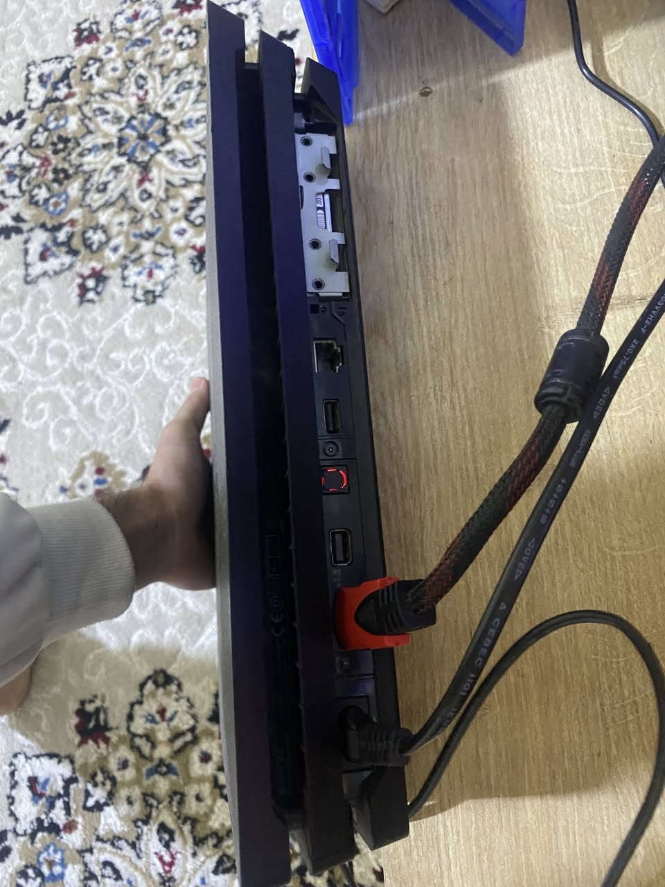 بلي ستيشن فور 4 برو وانلاين للبيع نضافه اخو الجديد مع 3 يدات واقراص 2 ( بيس 2019) و ( دلايفر ) للاستفسار اكثر واتساب او اتصال على الرقم ***********
