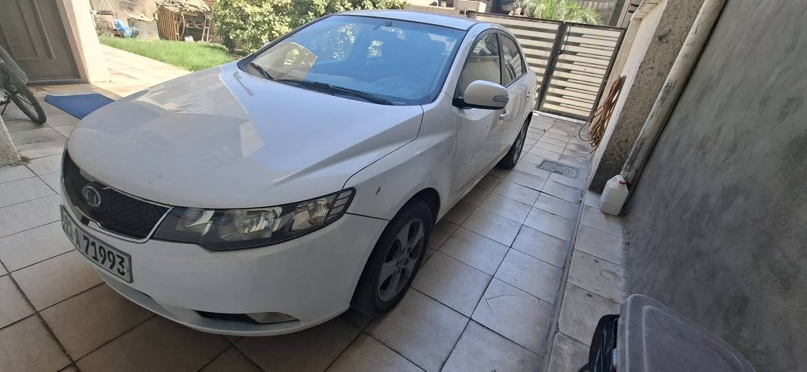 كيا سيراتو موديل 2010 للبيع
السيارة باسمي.
بيها قطع صبغ.
الجام الأمامي يحتاج تعديل بسيط.
باب السايق بيه طخة خفيفة.
السعر 85 ورقة، وبيه مجال للزبون الجاد.
***********
