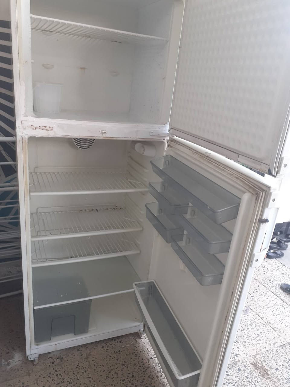 للبيع ثلاجه حجم كبير شقال تجميد فول  + مبردات حجم 4ونص +كنفيره كله شقال كلمن وسعره //////كركوك ***********
