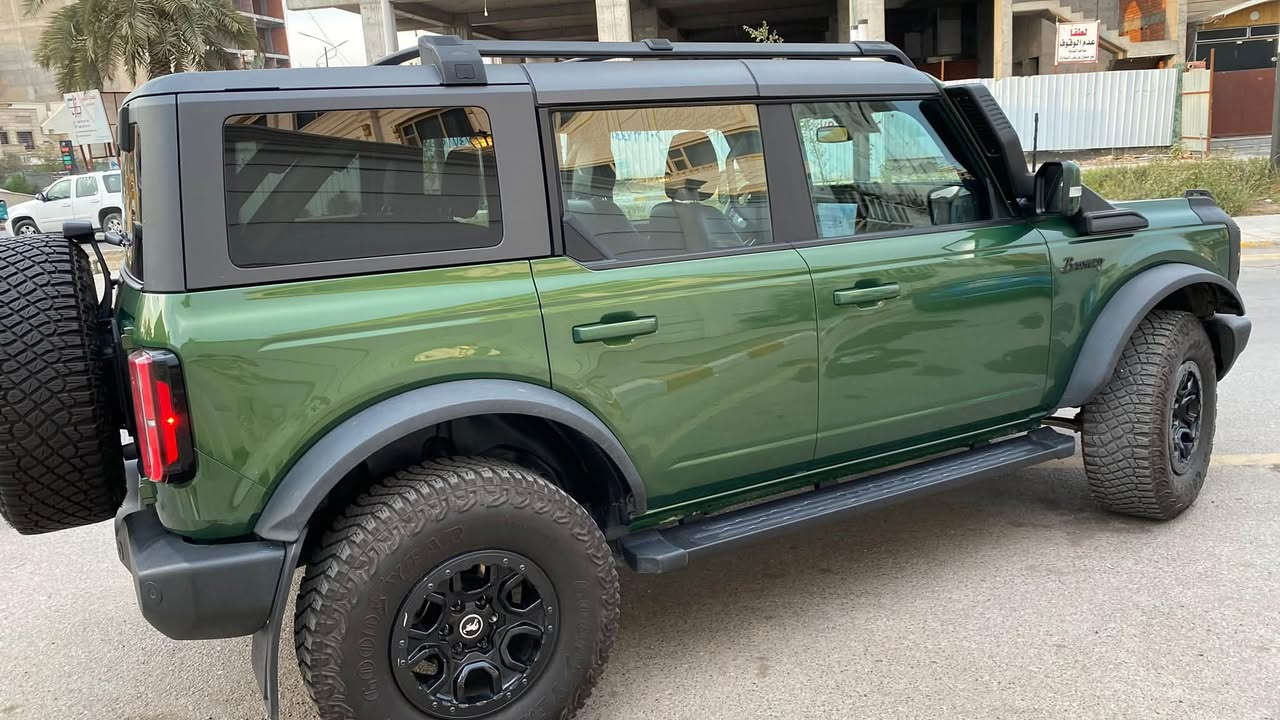 السلام عليكم للبيع فورد برونكو 2023 سبشل اوردر

•المحرك: V6 سعة 2.7 لتر EcoBoost تون توربو

•ناقل الحركة: أوتوماتيك 10 سرعات

•نظام الدفع: دفع رباعي 4×4

•نظام G.O.A.T بـ 7 وضعيات قيادة (رمل – طين – صخور – رياضي وغيرها)

•قفل دفرنس أمامي وخلفي إلكتروني

•تعليق HOSS 3.0 مع ممتصات FOX

•شاشة لمس 12 إنش SYNC 4

•دعم Apple CarPlay وAndroid Auto

•نظام أمان pilot 360

•كاميرا محيطية وأنظمة مساعدة القيادة

•سقف وأبواب قابلة للإزالة 

•داخل لونين جلد 

•نظام صوت B&O مع سوبفر 

•كشنات تدفئه 

• ستيرن هيتر

بعد هواي كلش مواصفات وتعديلات على البجم الخارجي والقماره

السعر 38 الف وبي مجال 
مكاني يرموك او السيديه
***********
