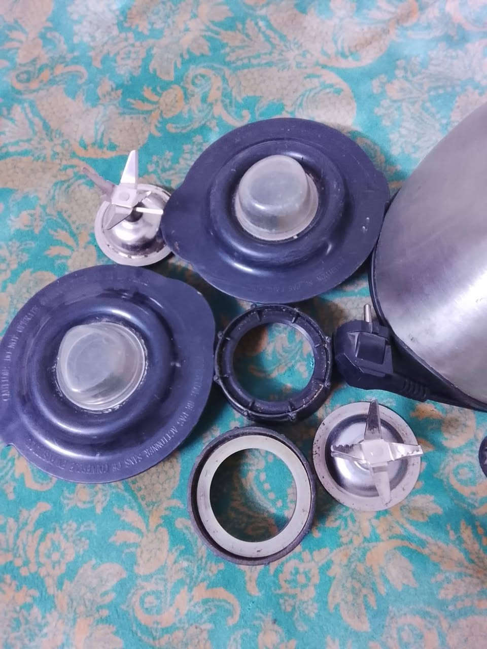 السلام عليكم 
غراض للبيع 
1- مكينة تجهيز القهوه كلشي ما بيه استعمال جداً قليل السعر 60الف وبيه مجال 
2- مكينة العصير (الخلاط) كلشي جاهز و نضيفه واستعمال قليل نقص فقط الدولكه السعر 10الف
3-مكينة غسل سيارات 
فٱره 
اللون الاحمر سعره 35 الف
واللون الأزرق 25الف
بس ما بيهم لا صونده ولا مسدس
كلشي الي ذكرته يشتغلن على الفحص 
المكان بغداد البنوك قرب حسينيه  الامام المهدي
***********
