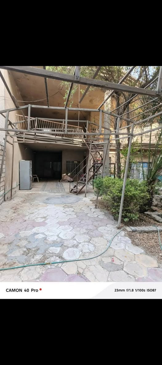 انتبه 📍 انتبه 📍 مكان مميزة اقرة المنشور 
السلام عليكم  بيت مساحتة 550 متر قرب مستشفى العباس الاهلي اول بيت عن الشارع العام يعني اول بيت بالفرع يرهم  شقق للطلاب مكانة مميز قرب جامعة الطف وكلية الاكل الطبية او شاليه او حسينية او سكن يبعد عن مركز المدينة 700 وعن الامام الحسين 1كيلو  يحتوي البيت على حدائق 2 وغرف نوم 2 واستقبال = مضيف  كبيرة ومطبخ وصحيات والطابق الثاني معزول يحتوي على غرفة وصالة ومطبخ وصحيات للاستفسار اكثر الاتصال مع صاحب الدار مباشر علماً البيت طابو زراعي يعني سند يتحول باسمك متشيل هم الشي  *********** كربلاء, العراق
