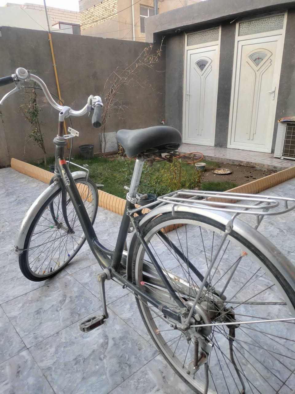 سلام عليكم بايسكل بناتي لبيع نظيف مثل ما موضح بالصوره بس رادله تبديل تايرات الي يفيده ينطي بي سعر مناسب مكاني كربلاء المقدسة للتواصل ***********
