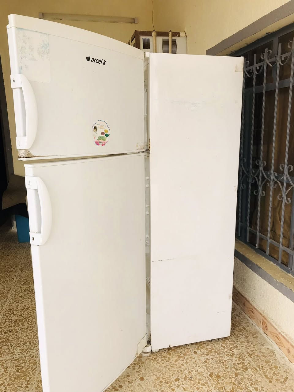 السلام عليكم..#ثلاجة_للبيع
يوجد ثلاجة للبيع نظيفة وشغاله كاملة تبرد وتجمد..
السعر 190 وبيها مجال 
***********
