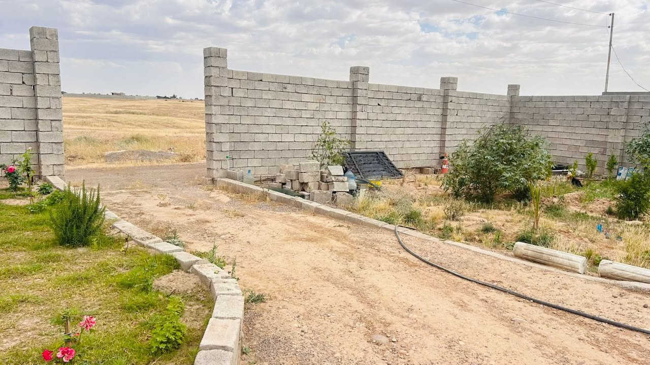 بيت للبيع مساحة الارض [1,500] متر مسيجه كامل 
مساحة البناء ٢٥٠ 
⭕️غرفه( ١)٥*٤ +سويت 
⭕️غرفه(٢)٥ونص*٤
⭕️ربعه ٧*٤
⭕️كلدور ٢*٢ 
⭕️صحيات كلدور ٢*١٥٠٠
⭕️هول استقبال ٧ونص *٤
⭕️هول موزع ٦*٤ 
⭕️مجموعة صحيات ٥*٤
⭕️تواليت+حمام+منزع 
⭕️مطبخ ١٠ ونص *٤
⭕️صحيات خارجيه رجاليه
⭕️صحيات نسائيه خارجيه
⭕️مطبخ خارجي 
⭕️مخزن خارجي 
🍃حديقه 
🌴 مع بستان
📌مغاسل كامله 
⭕️مع سبلت ٢ طن 
⭕️كيزرات كامله 
⭕️بنكات كامله.
البيت سعره 89,000,000 مليون قابل للتفاوض
📍العلم _عرب الخطاب (عرب الساده الجديده)
⭕️يوجد مقطع توضيحي عن الدار 
للأستفسار الاتصال ***********
