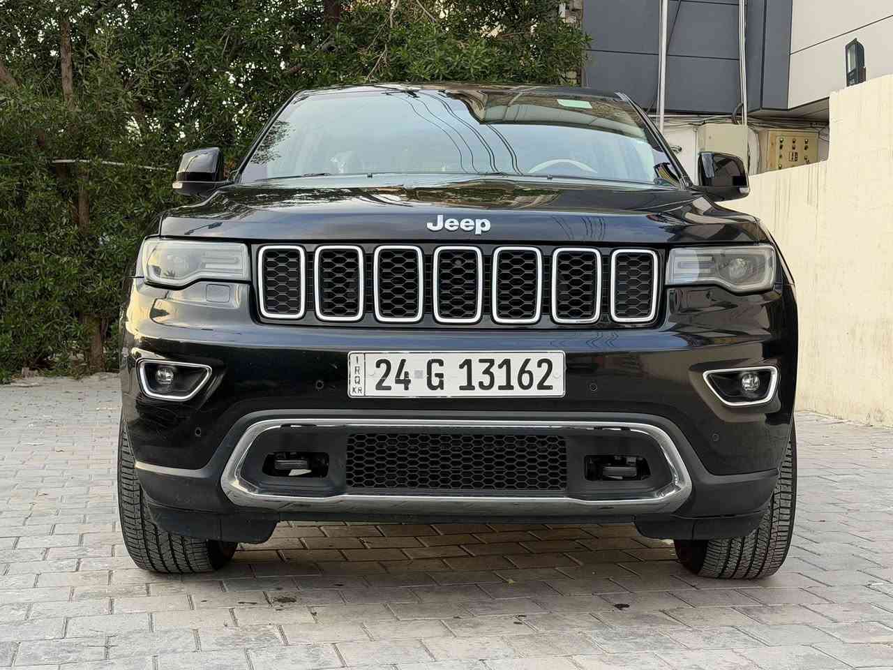 السلام عليكم  جيب كراند شيروكي
الموديل:2018 (خليجي)وكالة 
المحرك : V6. السيارة مكفولة كفالة عامة فقط باب خلفي بي شخط ومصبوغ بدون حادث فقط رش صبغ 
المواصفات :

• دفع رباعي 4x4 . 
• ويل قياس 20 انج 
• انارة متحركة 
• سقف بانوراما .
• شاشه كبيرة .
• نظام الخرائط (GPS) 
• ستيرن كهربائي .
• المصابيح الأمامية زنون
• كشافات الضباب زنون .    
• تشغيل عن بعد .
• صندوق كهربائي ..
• حفظ وضعيات الجلوس (ميموري) .
• المقاعد الأمامية كهربائية .
• المقاعد الأمامية تبريد وتدفئة 
• المقاعد الخلفية تدفئة .. 
• حساسات أمامية . 
• حساسات خلفية . 
• كاميرا خلفية دوارة
• تدفئة ستيرن . 
• مانع تصادم خلفي .
• ابل كاربلي وايرلس . 
• محدد سرعة . سقف بنوراما فتحتين
• نظام التشغيل والاطفاء الاوتوماتيكي ( Auto Start System. 
• ⁠مري قلاب
• ⁠مري شفط
• وضعيات قيادة
• ⁠شفتات ستيرن
• ⁠داخل بيجي 
مكاني بغداد حي اور بيع مستعجل 
***********
