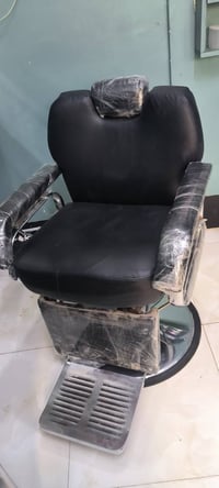 ورحمة الله  كراسي حلاقه  2 قطعتين   الاسود الشبح سعره 210الف  والتاني ...