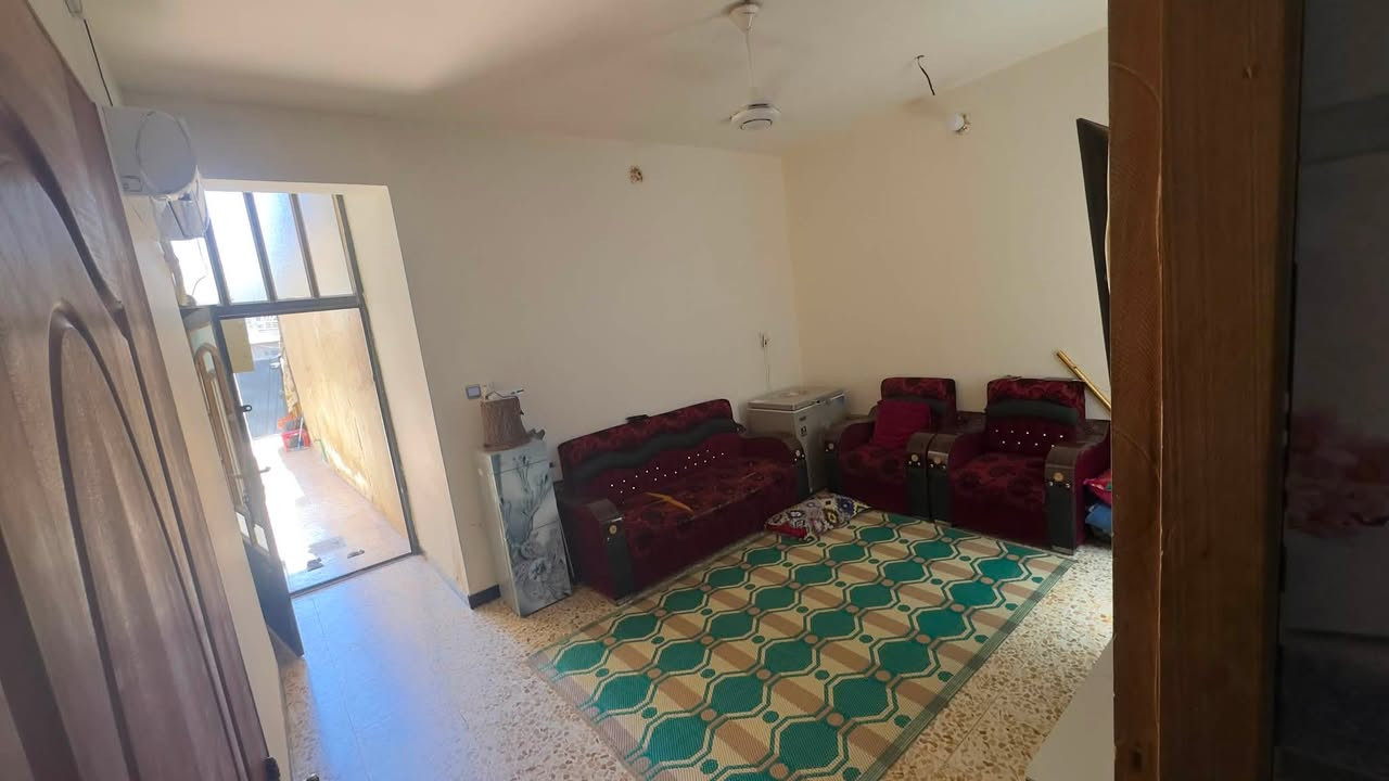 سلام عليكم خلفيه مساحه 50 طابقين الارضيه رفت والباقي مسلح بناء حديث للاستفسار ***********
