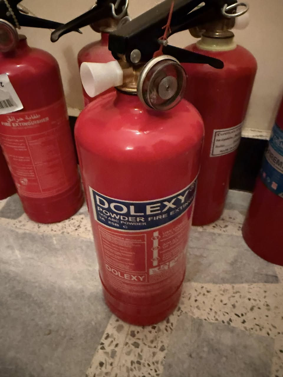 السلام عليكم
ارضيات لاندكروزر اصليه وجديده ترهم من موديل ٢٠٢٢ إلى ٢٠٢٥  اصليه مال شركه تخم كامل 
عندي طفايه حريق ايضاً 
وعندي سماعات JBL اصليه مال لاندكروز جديده للبيع 
بغداد شارع ١٤ رمضان 
*********** واتساب متوفر
