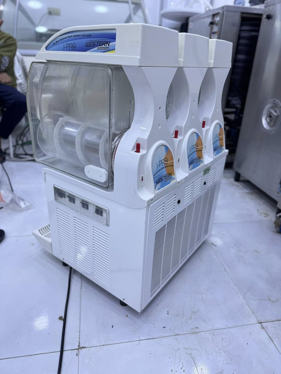 #معرض #الايطالي
ازبري SPM  ايطالي 🇮🇹
عدد 1 
مستخدم قليل نضيف جدآ 
احواض نضيفه 
دبل جام كل حوض 14 لتر  
كله جاهز وشغال  
سرعة تجميد عاليه جدآ 
شكل يجنن 💫
✨
السعر والتفاصيل مراسله الصفحه 
او الاتصال هـ *********** او  ***********
العنوان بصره  
#سيدحسين
