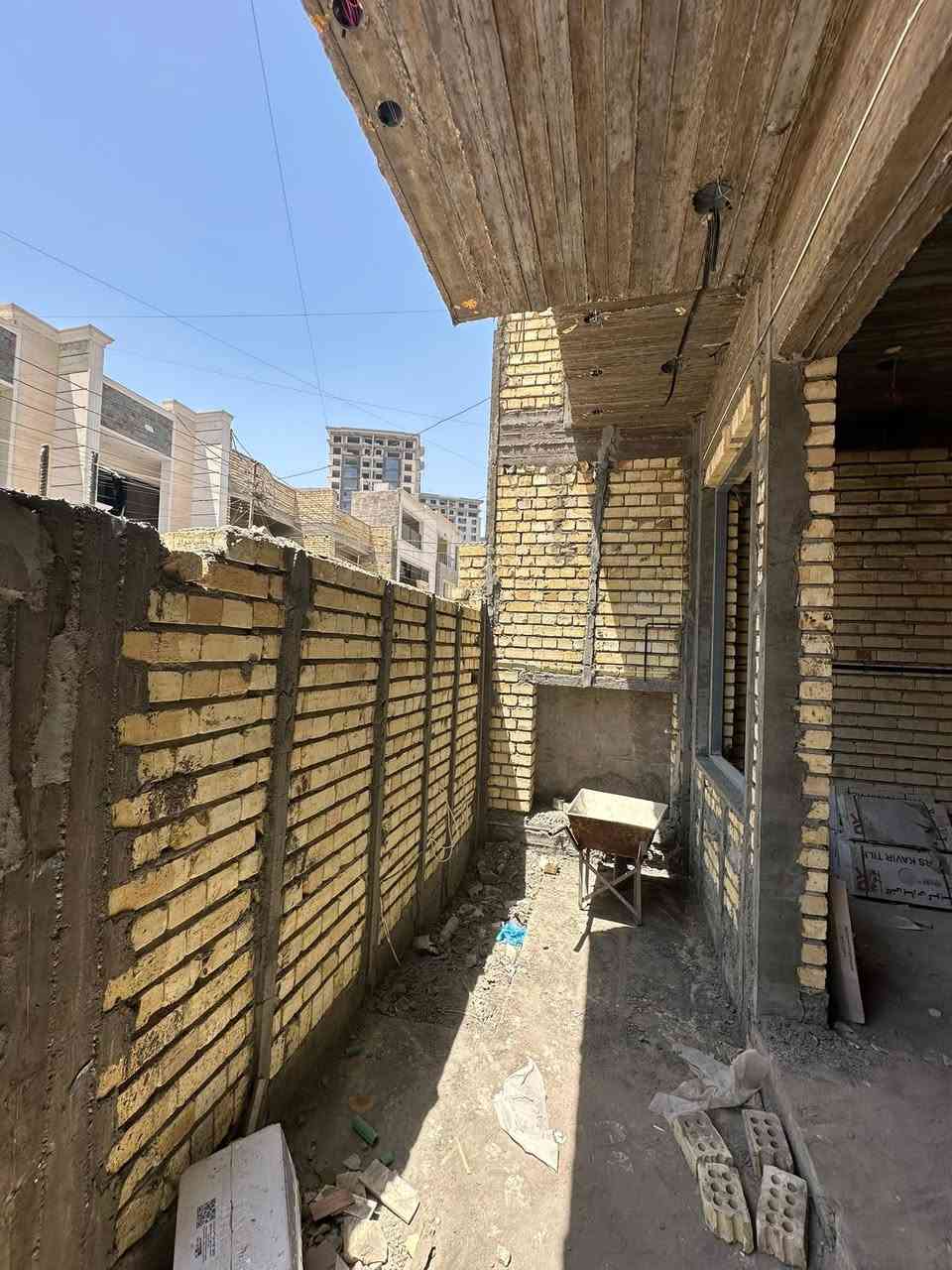 🏡 دار 125 للبيع - تسليم مفتاح بناء ٢٠٢٦ درجة اولى 🏡

طابو ملك صرف 

المساحة 125 متر واجهة 6.25 والنزال 20 
4 غرف نوم كبيرة ضمنها غرفة سويت

خريطة الدار جدا مرتبة وخدمية

الموقع: بغداد الكرخ - حي الجهاد قرب مجمع النسيم

منطقة حديثة وهادئة 

📌 المواصفات :
♦️باب مدخل الاستقبال : قاصة تركي ثقيل 
♦️باب المدخل الثاني : المنيوم ثقيل G60 دبل جام CNC
♦️الشبابيك : المنيوم تركي الوجه سلايد 
♦️الارضية :مرمر تركي وبايات الدرج مرمر تركي 
♦️الابواب الداخلية : تركي MDF
♦️الصحيات : مغسلة وغربي تعليك 
♦️منظومات كاميرات
♦️تأسيس الكهرباء: الفنار السعودي 
♦️تاسيس الصحيات: الامل الشريف 
♦️الواجهة: الواح بورسلاين 

 🏡الطابق الارضي:
مدخلين منفصلين 
مطبخ
استقبال
صالة
صحيات 
غرفة نوم كبيرة

🏡الطابق الاول :
غرف نوم كبيرة عدد 3
حولي كبيرة 

🏡الطابق الثاني:
بيتونة كبيرة 
سطح عدد 2

📞 للاستفسار:
الاتصل على الرقم: ***********

#دار_بيت_للبيع_100متر_بيوت_عقار_عقارات_بغداد_العراق_منزل_طابو
