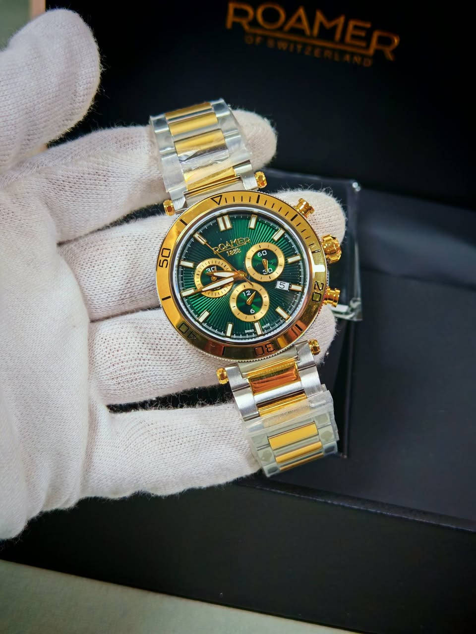 توفرت لدينا الفخامه والتاريخ السويسري رومر توسكانا المفعه بالجمال والاناقه والتميز الساعه كرونكراف بطاريه بقطر 43 وقفل فراشه وجام زفير وارقام وعقارب لامينوس 
ريتيل الساعه يتجاوز ال700 دولار 
تاتي كامل المرفقات مع الظمان سنتان 
على الراغبين بالشراء التواصل على الماسنجر 
الحسيني للساعات الاصليه


**إذا كنت صاحب هذا الإعلان وتريد حذفه لأي سبب، رجاءا أرسل رسالة إلى الدعم الفني**
