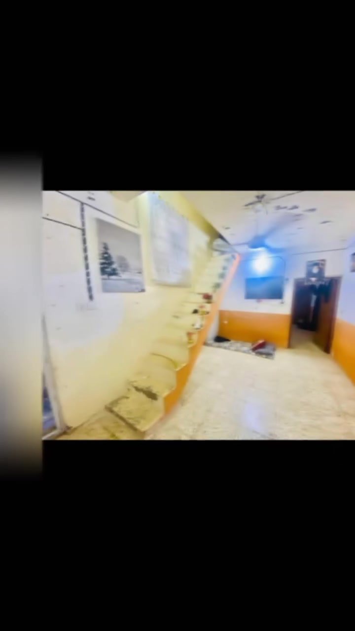 بيت للبيع مساحه ١٠٠متر بي غرفه وصاله ومطبخ ومكان لاستقبال مدفون وتخاريج بيت مرتب ونضيف مكانه شارع المطار القديم ٤شوارع عن سياج شارع لامام لحجه سند ٢٥ سعر ١٣


**إذا كنت صاحب هذا الإعلان وتريد حذفه لأي سبب، رجاءا أرسل رسالة إلى الدعم الفني**