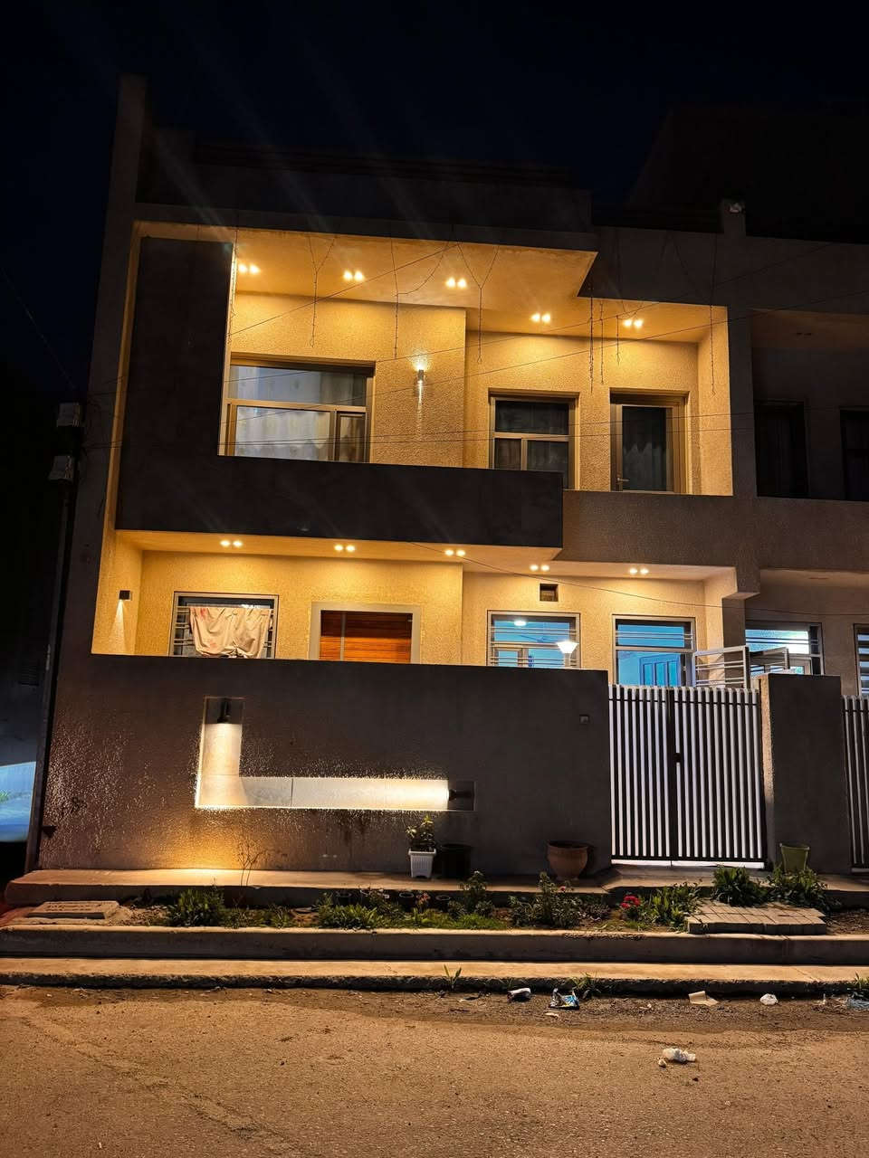 للبيع _للبيع 

بيت مساحة ٧٥ متر ركن واجهه ٧.٥ متر نزال ١٠ متر 

حديث طابقين بموقع مميز

 الطابق الاول : صالة مطبخ خدمات منور 

الطابق الثاني : غرفتين نوم وخدمات با الاضافة الى

 الارضيات مرمر وجميع الشبابيك المنيوم 

زيونة _ محلة ٧١٠ 

للاستفسار ***********

يوجد واتس اب
