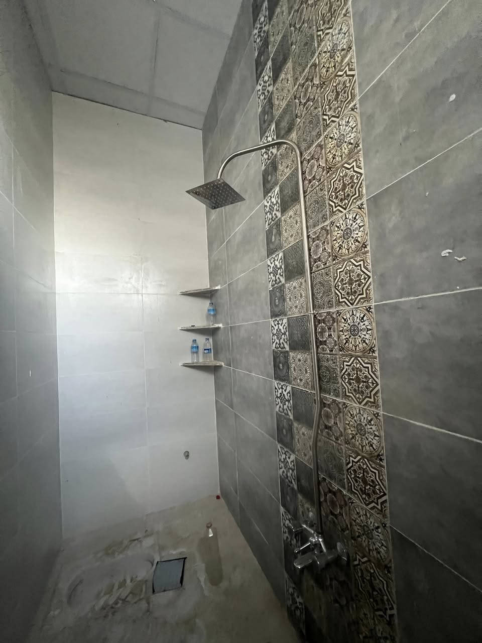 #للايجار_فيلق بيت طابقين صفر
يتكون 3 غرف نوم
 واستقبال ومطبخ وهول وكراج وحديقه 
للاستفسار ***********
