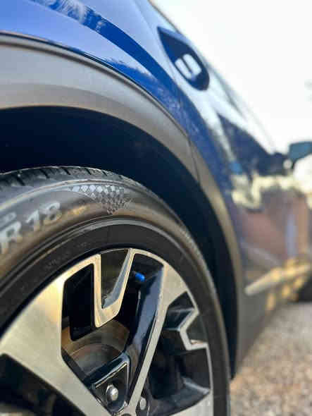 محرك بنزين 4 سلندر سعة 2.5 لتر بـ حقن مباشر (GDI) ينتج حوالى 187 حصان عند 6100 دورة/دقيقة، وعزم دوران حوالي 178 رطل-قدم (~241 نيوتن-متر) عند ~4000 دورة/دقيقة.  ￼
 • ناقل حركة أوتوماتيك بـ 8 سرعات.  ￼
نظام دفع AWD

مقاعد أمامية قابلة للتعديل كهربائياً للسائق، مع دعامة لأسفل الظهر

تكييف هوائي أوتوماتيكي مزدوج المنطقة (
شاشة معلومات وترفيه كبيرة بحجم 12.3 بوصة تقريباً مع نظام ملاحة وخدمات Kia Connect.

اتصال Apple CarPlay وAndroid Auto للموبايل.

منافذ شحن USB-C في الأمام (و/أو الخلف)

دخول وتشغيل بدون مفتاح

ميزات أمان ومساعدة للسائق مثل تنبيه النقطة العمياء (Blind-Spot Detection)، وتنبيه عبور

مقاعد أمامية مُدفّأة.  ￼
 • مقاعد خلفية مع منافذ شحن أو مقاعد قابلة للطي وخيارات تخزين موسّعة.  ￼
 • عجلة قيادة مُدفّأة سعر 200 بيهه مجال قليل ***********
