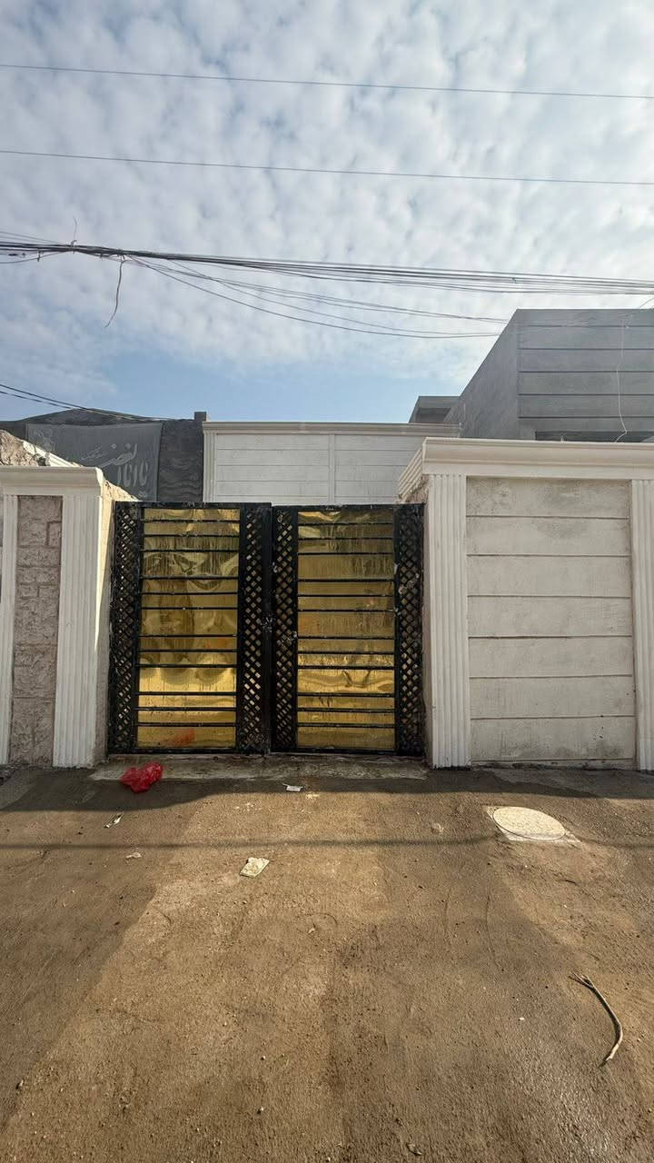 _ مساحته112متر

_ تبليط مجاري كهرباء ماء 

_ استقبال غرفة مطبخ خدمات هول 

_ للاستفسار ***********
