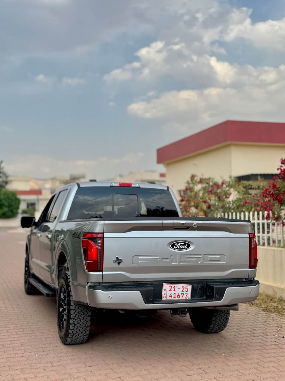 Ford F-150 2024 v8
گێڕ عەرزە سەیارەکە بەس پانۆڕاما نییە کراوە بە لاریات
جۆری مەکینە: 5.0L Ti-VCT V8 (سروشتی بێ تووربۆ - Naturally Aspirated).
• هێزی ئەسپ (Horsepower): 400 ئەسپ لە 6000 خولەک لە خولەکێکدا (RPM).
• عەزم (Torque): 410 پاوەند-پێ (lb-ft) لە 4250 خولەک لە خولەکێکدا
• شاشەکان (ستاندارد): شاشەی ناوەڕاستی گەورەی ١٢ ئینج بە سیستەمی SYNC 4 لەگەڵ شاشەی دیجیتاڵی ١٢ ئینج 
کۆنسۆڵی ناوەڕاست: گێڕەکەی دەچێتە خوارەوە و دەتوانیت کۆنسۆڵەکە بکەیت بە مێزێکی تەخت بۆ نانخواردن یان کارکردن بە لاپتۆپ 
• کامێرا: کامێرای دواوە بە ستاندارد، لەگەڵ بژاردەی کامێرای ٣٦٠ پلە.
‏• BLIS: سیستەمی ناسینەوەی خاڵی کوێر لەسەر ئاوێنەکان، کە تەنانەت چاودێری عەرەبانەی دواوەش دەکات ئەگەر پێوەی بێت.
• Autobrake: ڕاگرتنی ئۆتۆماتیکی ئۆتۆمبێل لە کاتی کتوپڕدا (Pre-Collision Assist).
سەیارەکە پێش و دوای حاسەیە 

تەنها یەک پارچەی بۆیاخە بێ ناوگرتن ئەرباگ سوکان و شان سیستەمە بیلادی 
سەیارەکە بێ مەسرەفەو تاقمێ تایەو ویلی جوانی لەسەرە
نرخی ٣٥٥$وەرەقەو کەمێک مەجال سلێمانی
***********
*********** السليمانية, العراق
