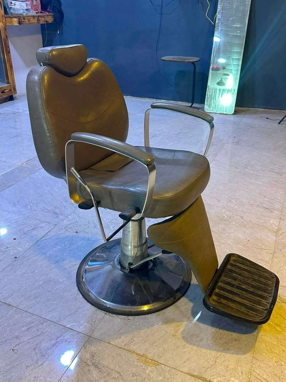 مرايات خمس قطع بيهم انارة داخلية للبيع + كرسي حلاقة نظيف اخو الجديد شغال كامل
المكان حي سومر 
***********
