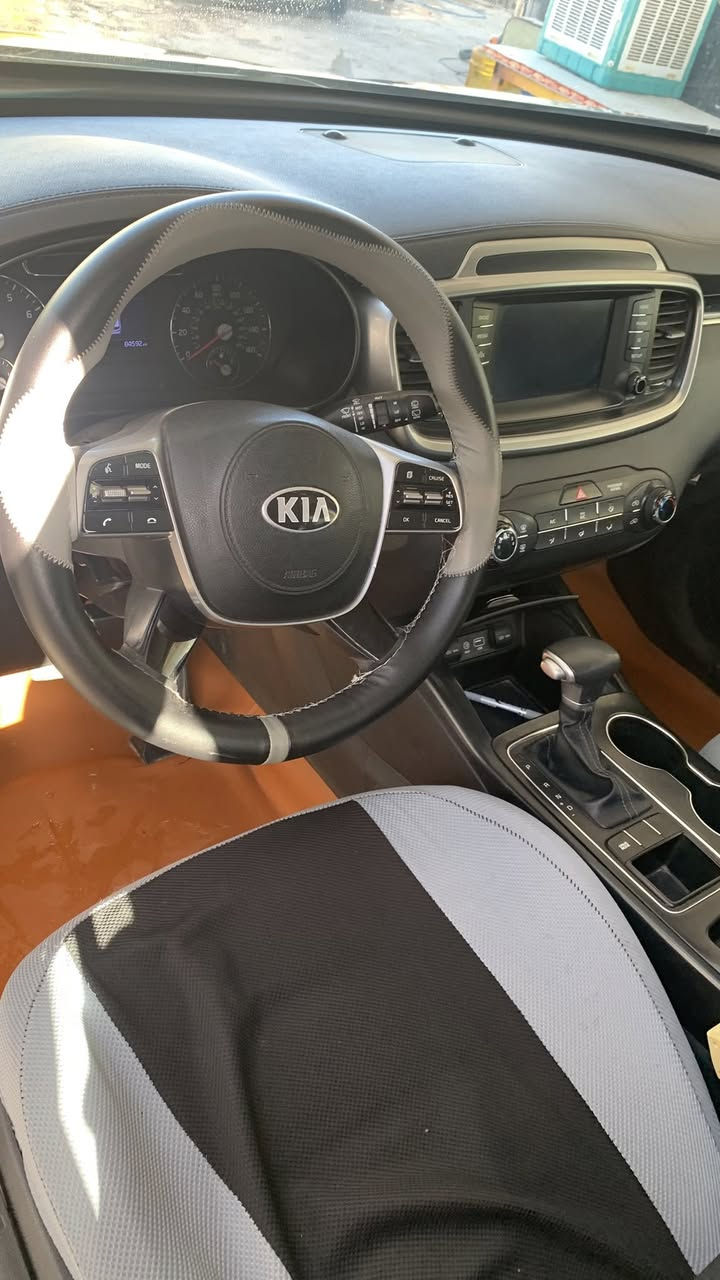 سلام عليكم 
سورنتو 2020 وارد امريكي 
اللون احمر كرزي
7 راكب 4 سلندر مكينه 2400 JDI
تخم تاير جديد 
محرك + كير جديد 
هزه وسنويه جديد 
رقم انكليزي بابل 
سعر 185بيها مجال للشراي 
مكاني بابل
***********
