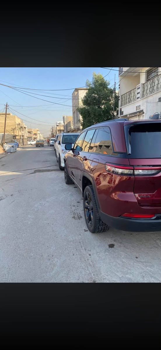 السلام عليكم شباب للبيع جيب بلاك توب 5 راكب
بدون حادث تجي سرقة القطع الخارجية سيارة كلها ليبل واحد 
موصفات الجيب البلاك توب معروفة لدات  خارجية كلوبات زنون فتحة سقف كشنات جلد ومخمل فور ويل شفتات ستيرن تحكم جهتين راداراة خلفية وامامية وجانبية كشنات تدفئة خلفية وامامية صندوق كهربائي اشارة ترحيب سيارة هواي بيها موصفات ومابيها كل نقص رقم بغداد. للاستفسار ***********بيع مستعجل العنوان بغداد / بغداد الجديدة
