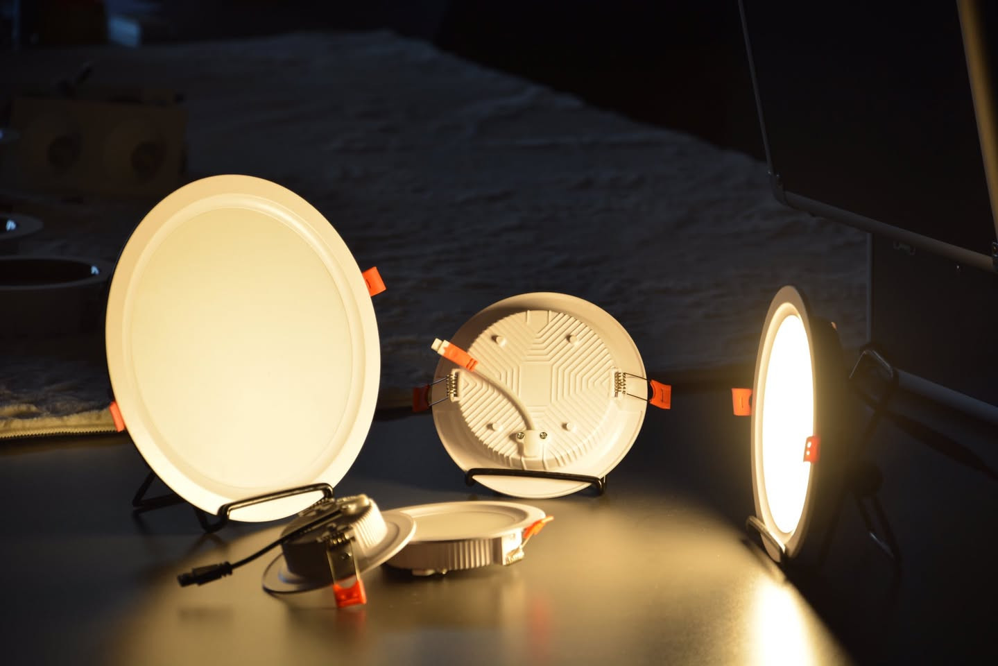 Down light. 9w 12w 15w 24w 36w 
One color -3color-4CCT 
Welcome to your inquiry dear


**إذا كنت صاحب هذا الإعلان وتريد حذفه لأي سبب، رجاءا أرسل رسالة إلى الدعم الفني**