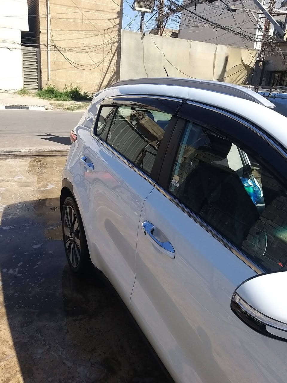 السلام عليكم سبورتج خليجي ٢٠١٧
بحالة جيدة صور سونار مرفقة . 
رقم بغداد محرك ٢٠٠٠ دوش السيارة بانوراما 
حساس خلفي تبريد قطعتين شاشة وكامرة
تحكمات واوتو هولد واشاير بالمري وكهرباء 
كشنات كهرباء مكاني بغداد حي الجهاد *********** 
سعرها ١٦٥ ورقة وبيها مجال بسيط
