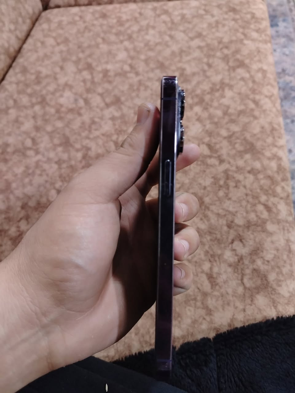 السلام عليكم 14برو ماكس AA/A شرق اوسط جهاز مكفول وتر بروف / تك بطاريه 84بلاد فقط ضهر مفطور / مكان ديوانيه 
سعر 800/ ***********
