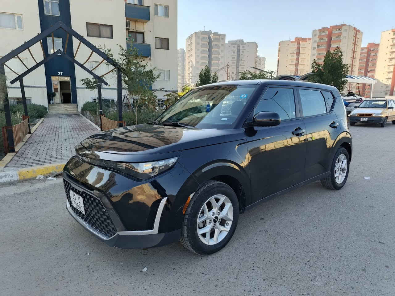 كيا صول للبيع موديل (٢٠٢٣) وارد امريكي 
لون أسود رقم بغداد إنكليزي جديد بأسمي 
محرك ٢٠٠٠ دوش 
ماشيه 40 ألف mi حقيقي 
السنوية مجددة لغاية شهر ١٢ / ٢٠٢٩ 
حادثها موضح بصور السونار 
مكاني بغداد جديدة مجمع الزهور 
السعر (١٤٣) وبيها مال بسيط للشراي 
للتواصل يتوفر واتساب 
***********
