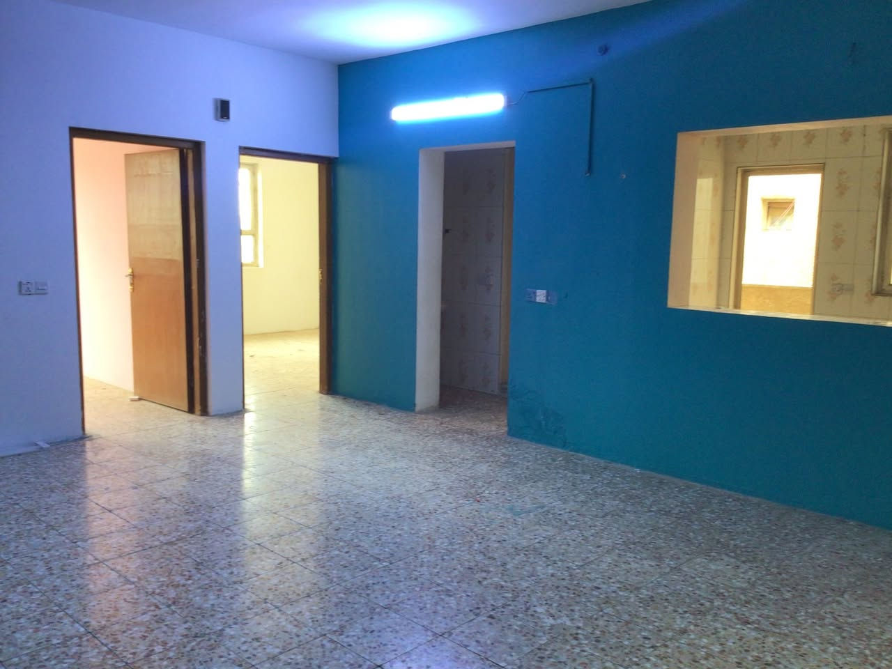 من رخصة الادمن 
شقة للاجار بحي الحسين طابق 2 مساحة 120م غرفتين وصالة ومطبخ و3 بالكونات ب550 للاستفسار *********** يوجد واتساب
