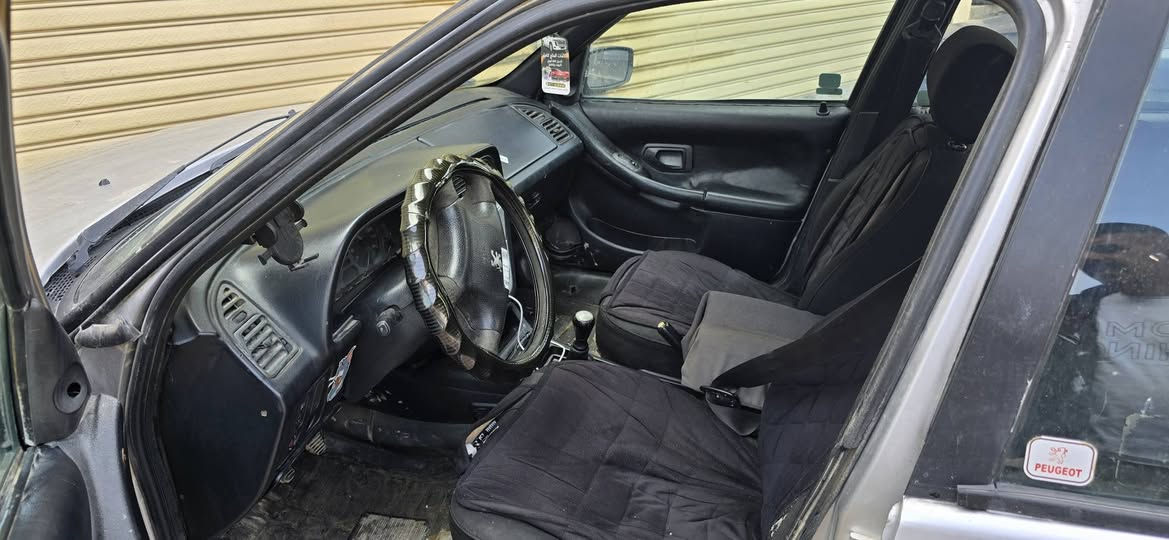 السلام عليكم 306 موديل 2001 رقم بغداد شرط التحويل سيارة خير من الله صبغ عام بدون ضربة تعال شوف بعينك واقتنع نواقص بسيطة  السيارة بلادية السعر ٤٢ وبيها مجال قليل عنوان السيارة ديالى بعقوبة ***********
