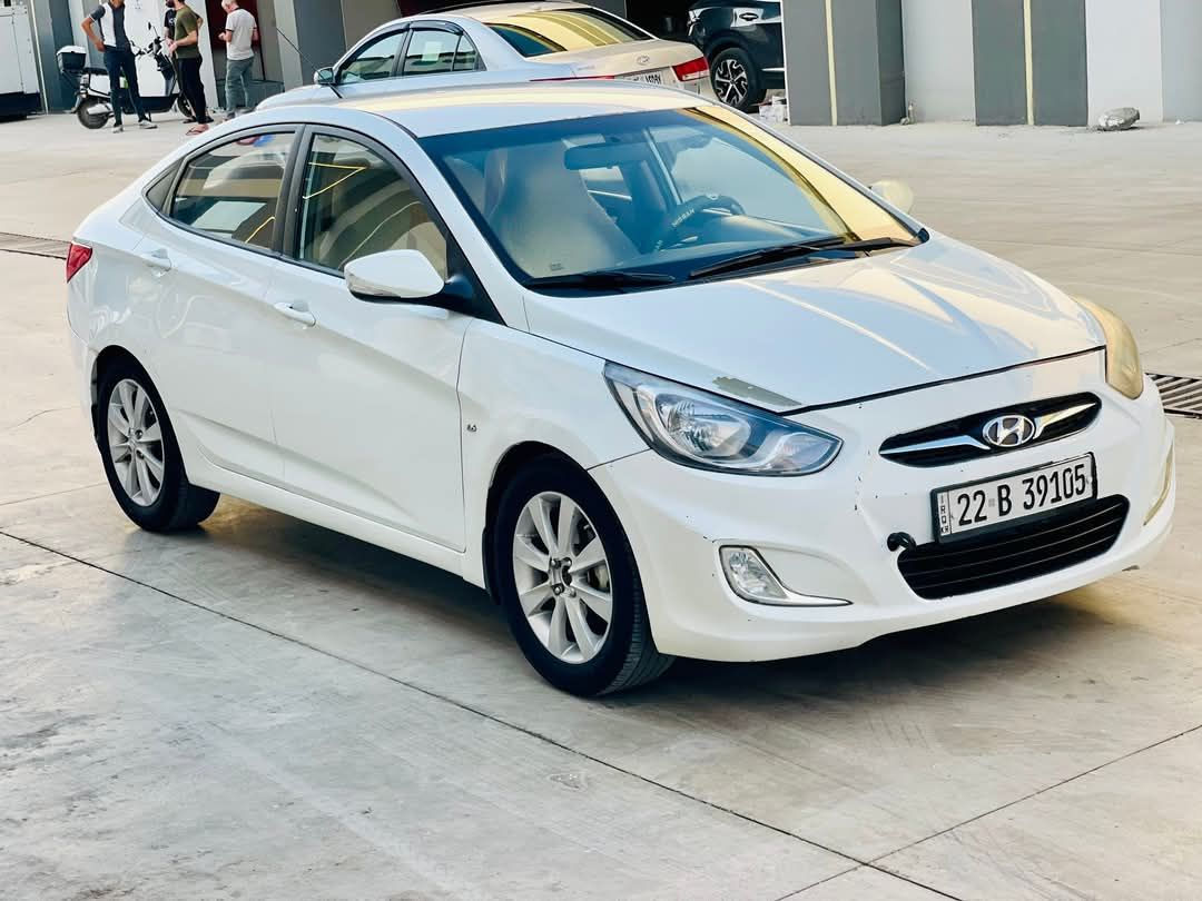 للبيع فقط 
اكسنت 2013 خليجي السعر مناسب بلاش 90 وبيها مجال جدا بسيط
صبغ بيها شويه بين الجاملغ والباب بدون دواخل ايرباك 
محرك 16 دوش 
محرك كير تبريد طخم شرط 
جامات كهرب 
تحكمات استيرن 
مرايات كهرب 
خمسه ويلكب 
منضومة غاز وكارت بيها 
رقم هزه وسنويه جديد باسمي السياره 
للاتصال : ***********
