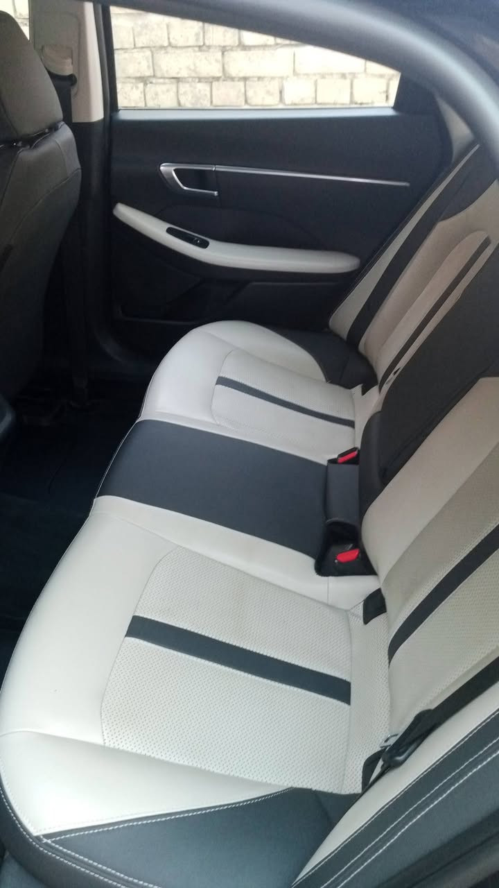 السلام عليكم من رخصة الادمن سوناتا موديل 2023 ماشيه 20.000km مواصفات بصمه اربع وضعيات قياده اوتوهولد كراسي جلد كرسي السائق كهرباء شاشه كبيره تدفئ وتبريد تخم تاير جديد السعر 172 وبيه مجال بسيط تفاصيل اكثر ‏‪***********‬‏هذه رقمي
