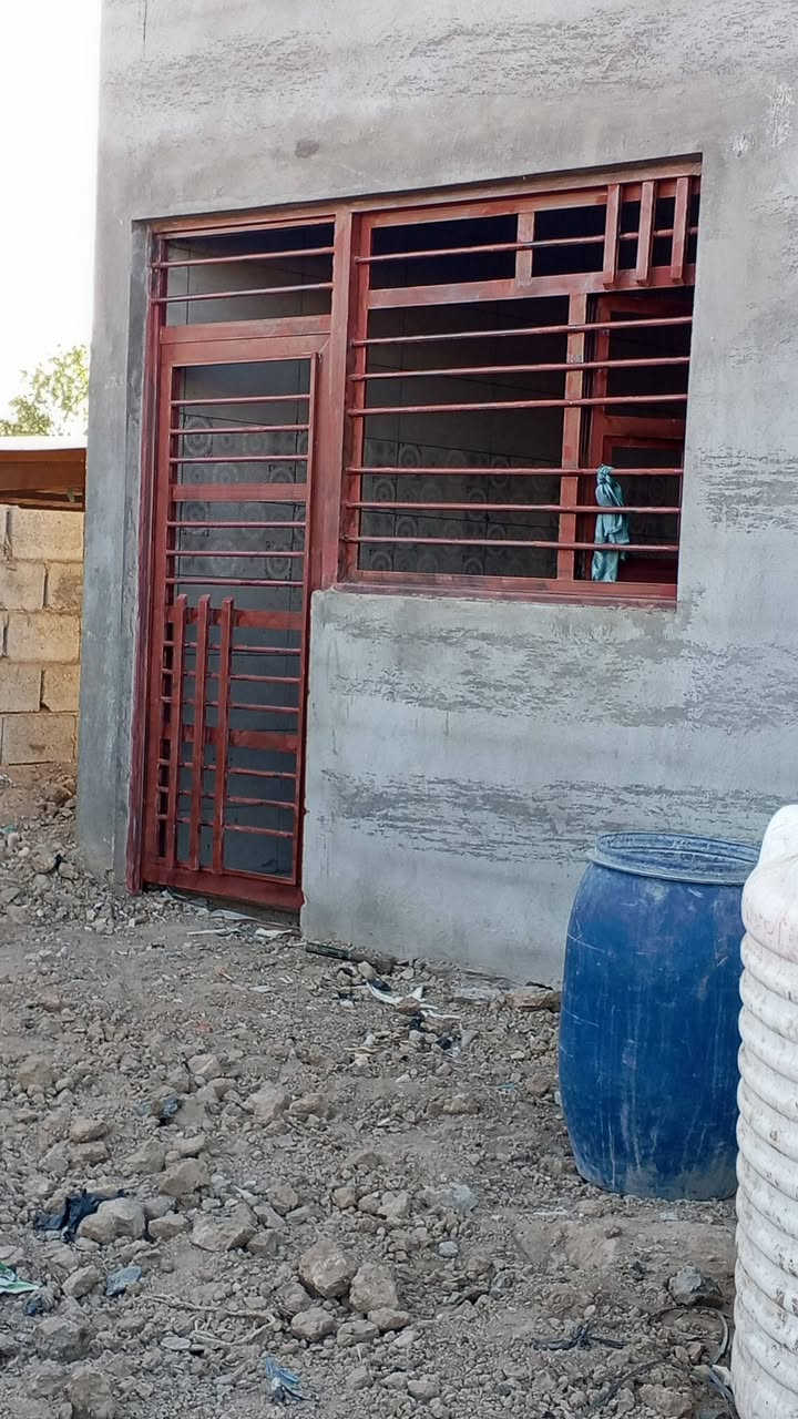 سلام عليكم اصباغ شبابيج شغل درجه اولى تنظيف وصباغ جاهز الستفسار ***********صباح

