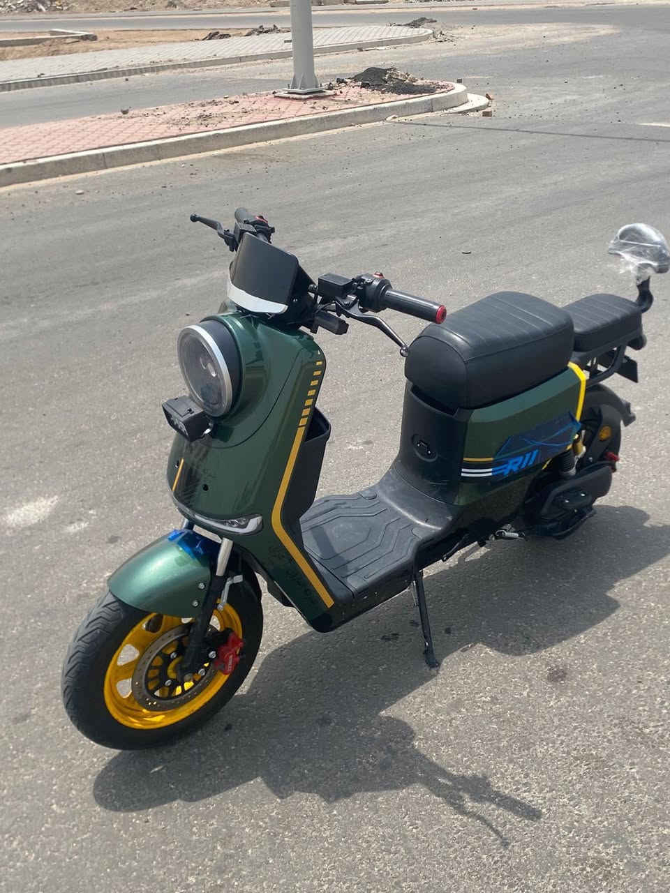 دراجه r11 بطاريات33/12v
ملف 2000 
ماشيه8000
بعده جديده تجي وتفحص بعينك 
عنواني البصره القبله حي مهندسين 
سعره 650 بيه مجال. 
رقمي ***********.
