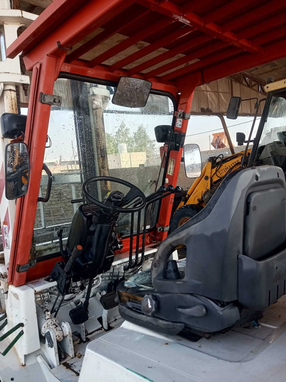 السلام عليكم ورحمه الله 
رافعة شوكية للبيع
حمولة 4 طن 
جب طول 5 متر 
مكينه 6 سلندر 
نوع الوقود كاز 
جامه امامية 
تايرات ربل يابان 
سجينه طول 210 س 
اوراق مع لوحات منفيس كامله أصولية 
كفالة عامه شرط 
المكان السماوة ***********
