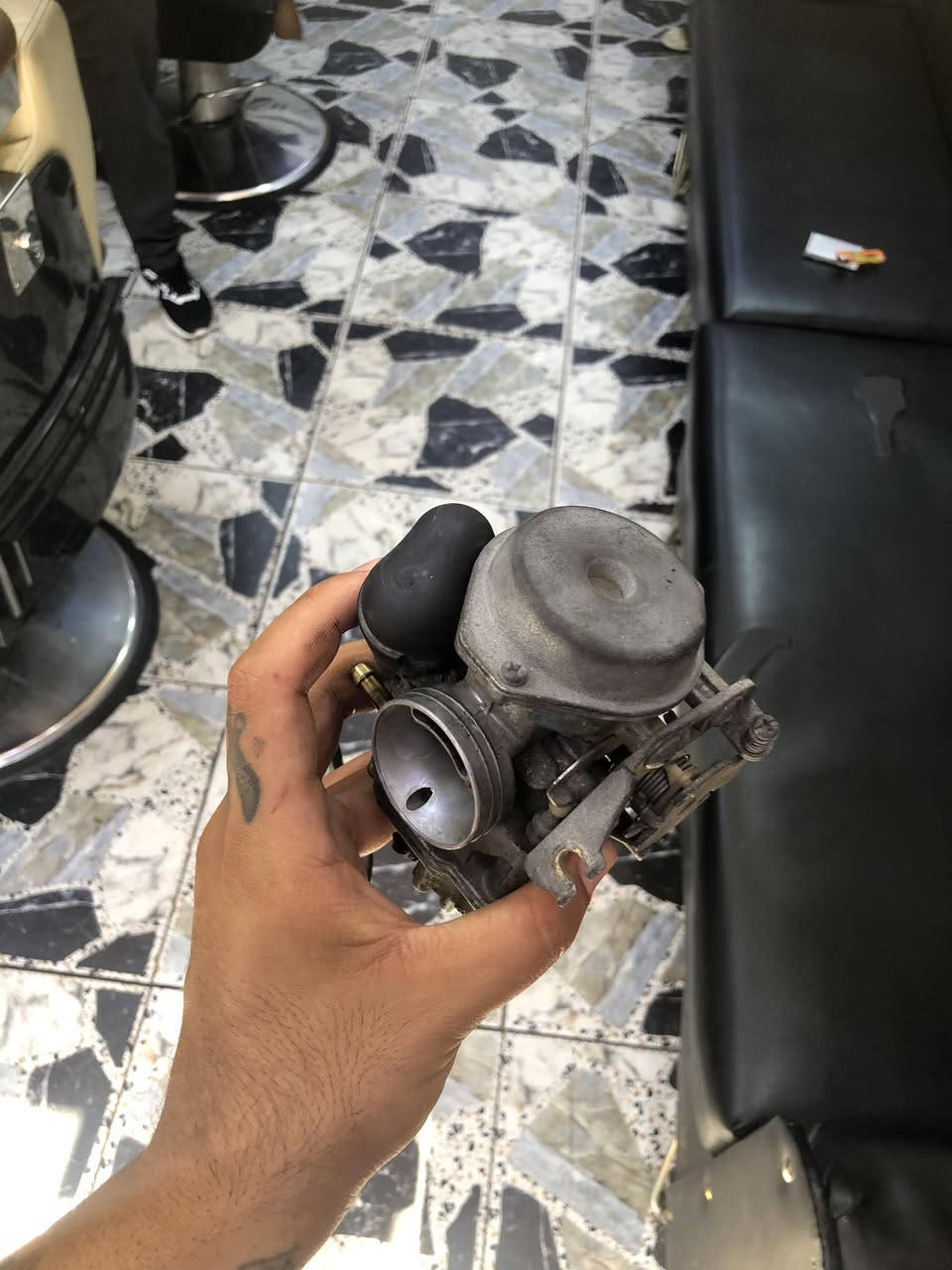 كابريتر اصلي مال بريز مال حاويه لووك رايده ب40 وبيه مجال بسيط مكاني بغداد الاسكان قرب المنصور ***********
