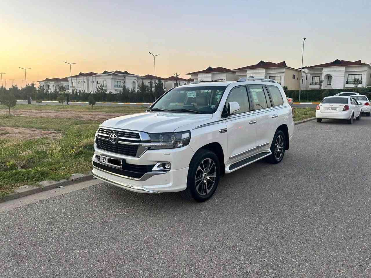 لاندكروزر    2020 شركة جيهان GXR  
محرك ٦ سلندر 
السياره احله من الصور بالحقيقه 
مواصفات GXR  
 ماشية 118الف حقيقي  وقابلة لزيادة -بصمة و فتحة سلايد -ثلاجة - 
كراسي كهرباء- تشغيل عن بعد - 8  ايرباك -دفع رباعي- داخل جلد بيج  -حجم المحرك6سلندر 4.000

ملاحظة // السيارة كفالة عامة من جميع النواحي شرط الفحص مابي صبغ ولا بارد  
جديدة بمعنى الكلمه كلة عالبلادي ممفتوح بيها برغي من كلشي مابيها اي نقص وبالعافية ع تكون من نصيبه
السيارة بأسمي شخصياً هزه وفحص جديد تحويل مباشر   

🟩 السعر.  (530ورقه  )وبيها مجال جداً بسيط                       
***********
مكان السيارة اربيل أربيل, العراق
