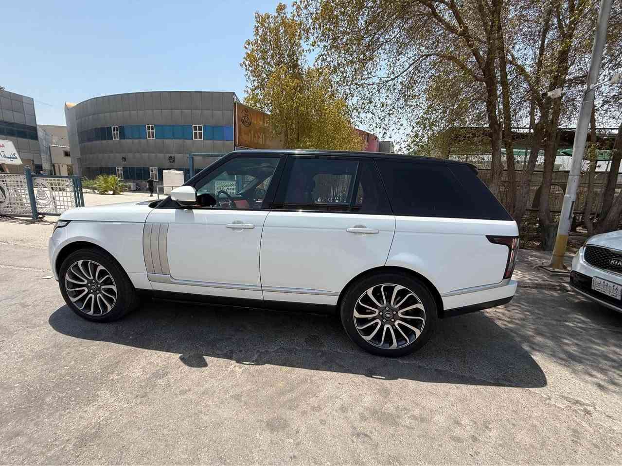رانج روفر 2017 ڤوج اوتوبايوگرافي سوبر چارج اعلى فئه، وارد خليجي وكالة صديق مكفوله و مغلفه نانو PPF مطفي، رقم اربيل، ماشيه 99km، جاهزه بدون اي نقص مع كامل ملحقات الشركه، 
1-كامرات 360 مع حساسات اماميه خلفيه
2-مقاعد جلد احمر كهربائيه، تدفئه تبريد و مساج
3-سقف بانوراما two colours 
4-ابواب شفط مع دخول ذكي 4 ابواب 
5-دواسات كهربائية 
6-مرآة جانبيه شفط و ذكيه عند الحركه الخلفيه 
7-قاصة امان عدد 2 
8-ماسحات اناره  اماميه
9-جكات تحكم في الارتفاع  
باقي المواصفات هواي و معروفه لل Autobiography 
السعر المطلوب 41000$
*********** البصرة, العراق
