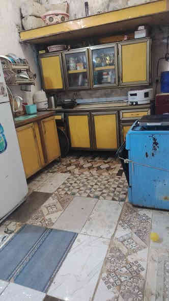 بيت لبيع تجاوز مقابل شارع الصدرين مقابل مطعم الحوراء مساحه 100يتكون غرفه وصاله ومطبخ ودوانيه حمام  داخلي
وصحيت خارجيه مشتركه ملاحظه بي وصل تمليك الشراي بي خير ويدلل سعر خاص وهاذ رقمي *********** بخدمتكم
