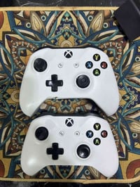 شباب، عندي يدات (Xbox One S) عدد اثنين للبيع.  : بيهن بعض الملاحظات ال...