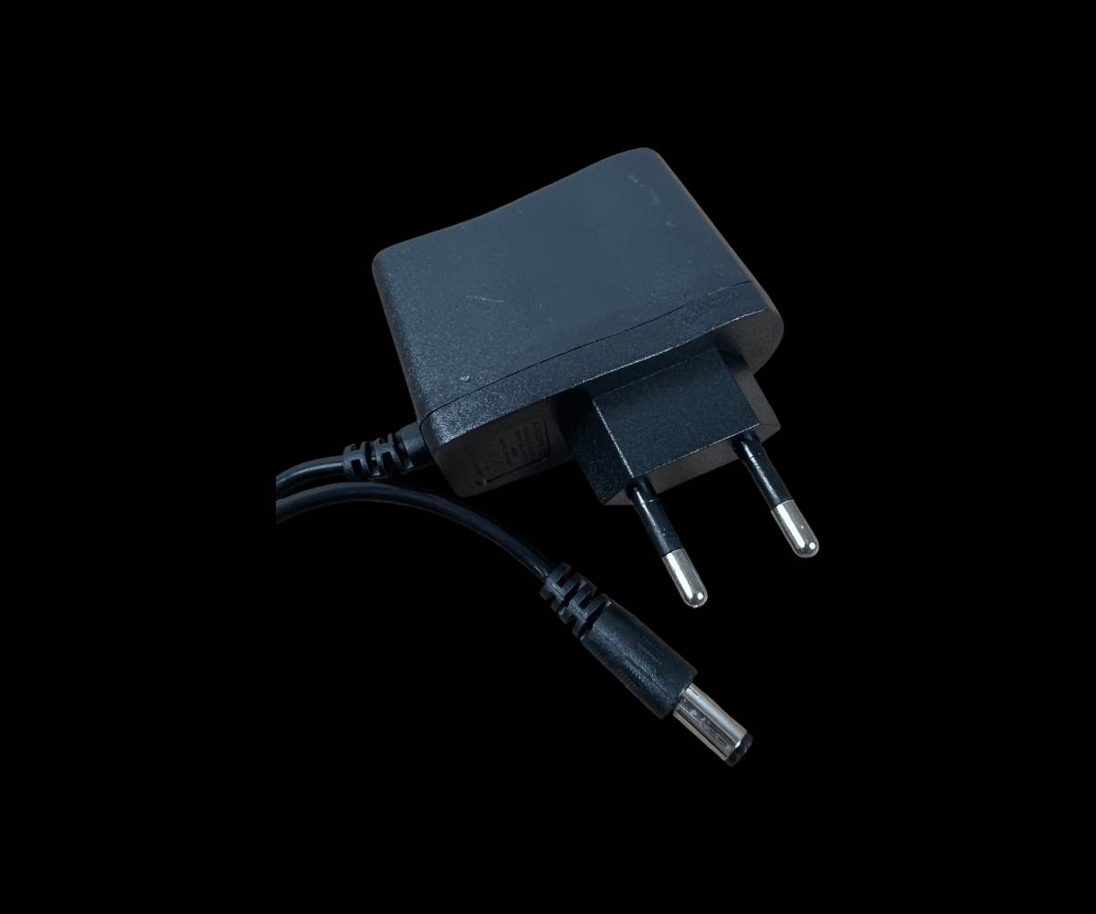 مركبة أطفال كهربائية رباعية الدفع

الاستخدامات

مناسبة للأطفال للّعب داخل المنزل أو في الحدائق والساحات الخارجية.

تساعد على تطوير مهارات التوازن والتوجيه لدى الطفل.

مثالية كهدية مميزة للأطفال بين 3 – 5 سنوات.

يمكن استخدامها للركوب اليومي، الرحلات العائلية أو جلسات اللعب الجماعي.

المميزات

محرك كهربائي قوي يمنح الطفل قيادة سلسة.

بطارية قابلة للشحن (حسب الصور: بطارية داخلية مع شاحن خارجي).

مفتاح تشغيل + مفتاح أماميخلفي للتحكم بالاتجاه.

مؤثرات صوتية وموسيقى مدمجة لزيادة متعة الطفل.

تصميم رياضي يشبه سيارات الـATV رباعية الدفع.

مقعد مريح مع سطح مانع للانزلاق.

عجلات عريضة توفر ثباتًا ممتازًا على الأسطح المختلفة.

هيكل بلاستيك عالي المتانة ومقاوم للصدمات.

يتحمل وزن الطفل ويمنحه وضعية جلوس آمنة.

الألوان المتوفرة: أحمر – أصفر – أزرق.

الوزن الإجمالي للكارتون: 5.5 كغم

الوزن الصافي: 4.5 كغم

محتويات الصندوق

المركبة (غير مجمّعة – تجميع بسيط).

مقود القيادة.

المقعد.

العجلات الأمامية والخلفية.

براغي التثبيت.

شاحن البطارية.

سكروب (مفك) خاص للتجميع.

دليل الاستخدام والتركيب.

الملاحظات

العمر المناسب: 3 سنوات وما فوق.

يجب شحن البطارية 6–8 ساعات قبل الاستخدام الأول.

يجب أن يتم التجميع تحت إشراف شخص بالغ.

لا تُستخدم في الطرق العامة، مخصّصة للّعب فقط.

قياس الكارتون:

طول 69 سم – عرض 39 سم – ارتفاع 29 سم.

تجنّب ملامسة الماء المباشر لحماية الدائرة الكهربائية.