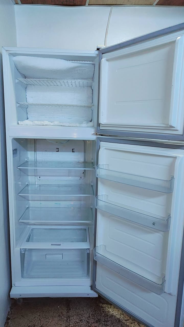 للبيع ثلاجه نظيف جدا كلو شرط حجم كبير سعر260 دهوك***********
