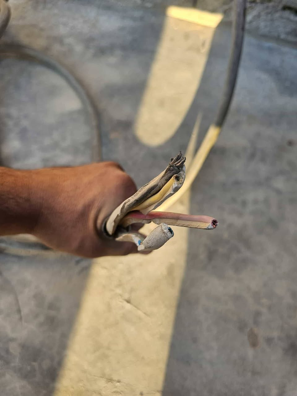 كيبل مال كهرباء اربع خطوط ١٤ متر  نحاس ١٠٠ بل ١٠٠ سعر المتر ٨ الاتصال ع رقم تلفون ***********
