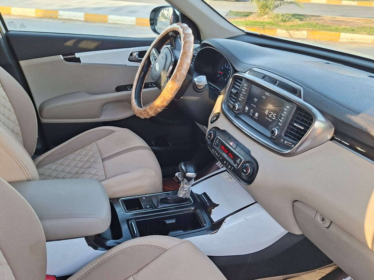 سلام عليكم
سورنتو خليجيه  2020 للبيع
فول مواصفات 
شاشه
تحكم ستيرن
حساسات 
كامره 
جنطه كهربائي
رقم انكليزي بغداد بسمي 
بردات سياره خليجيه فول 
سعرها 260 وبيها مجال بسيط 
الاتصال ***********
مكان سياره الناصرية مركز
