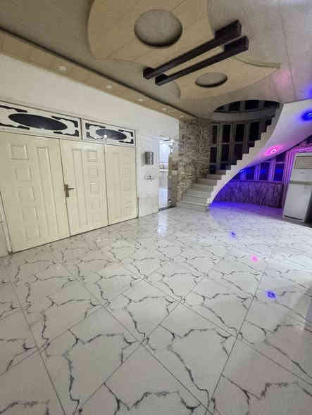 السلام عليكم 
بيت للايجار مؤثث وجاهز للسكن 
الموقع / التقيه الثالثه 
المساحة ٢٠٠م 
يحتوي ع 
غرفة نوم مؤثثة غرفة + سبلت
صالة تحتوي ع سبلت 
مطبخ مؤثث كاونتر +سبلت+ طباخ 
استقبال تحتوي ع تخم قنفات + سبلت 
مجمع صحيات خارجي وداخلي 
للاستفسار الاتصال /***********مصطفى اياد
