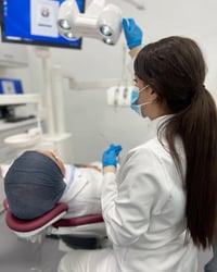 مرحباً يتوفر علاج مجاني للاسنان تشمل : تنضيف الاسنان-حشوات ضوئية-حشوات...